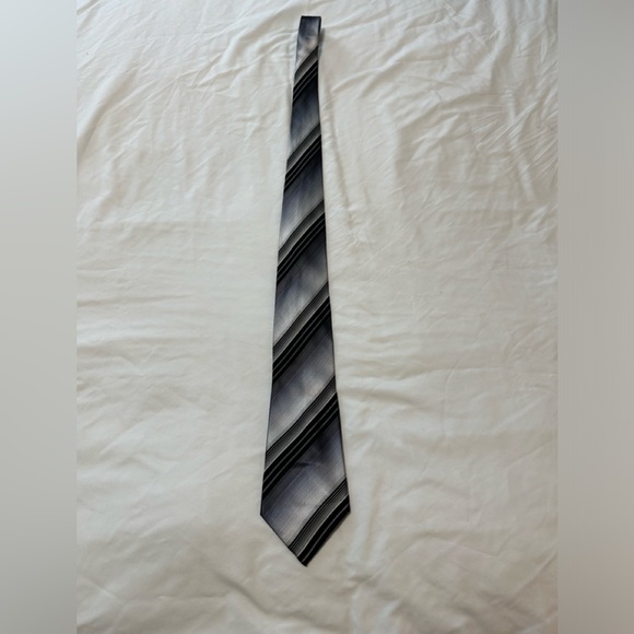 Kenneth Cole Tie - Picture 1 of 2